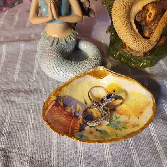 DECOUPAGE EASTER CHICK AND EGGS ON A CLAM SHELL - Picture 3 of 5